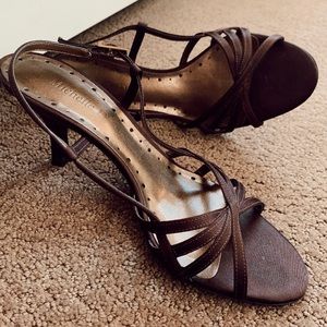 Vintage brown kitten heels